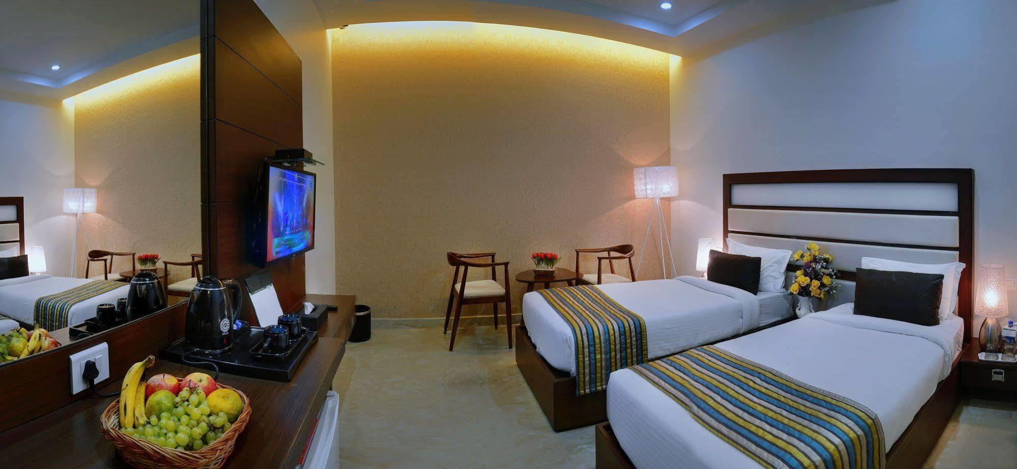 Hotel Alleviate Агра Экстерьер фото