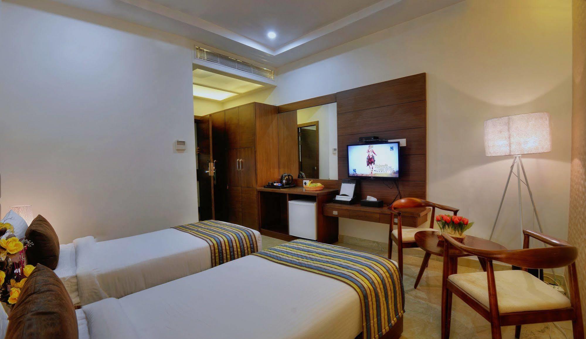 Hotel Alleviate Агра Экстерьер фото