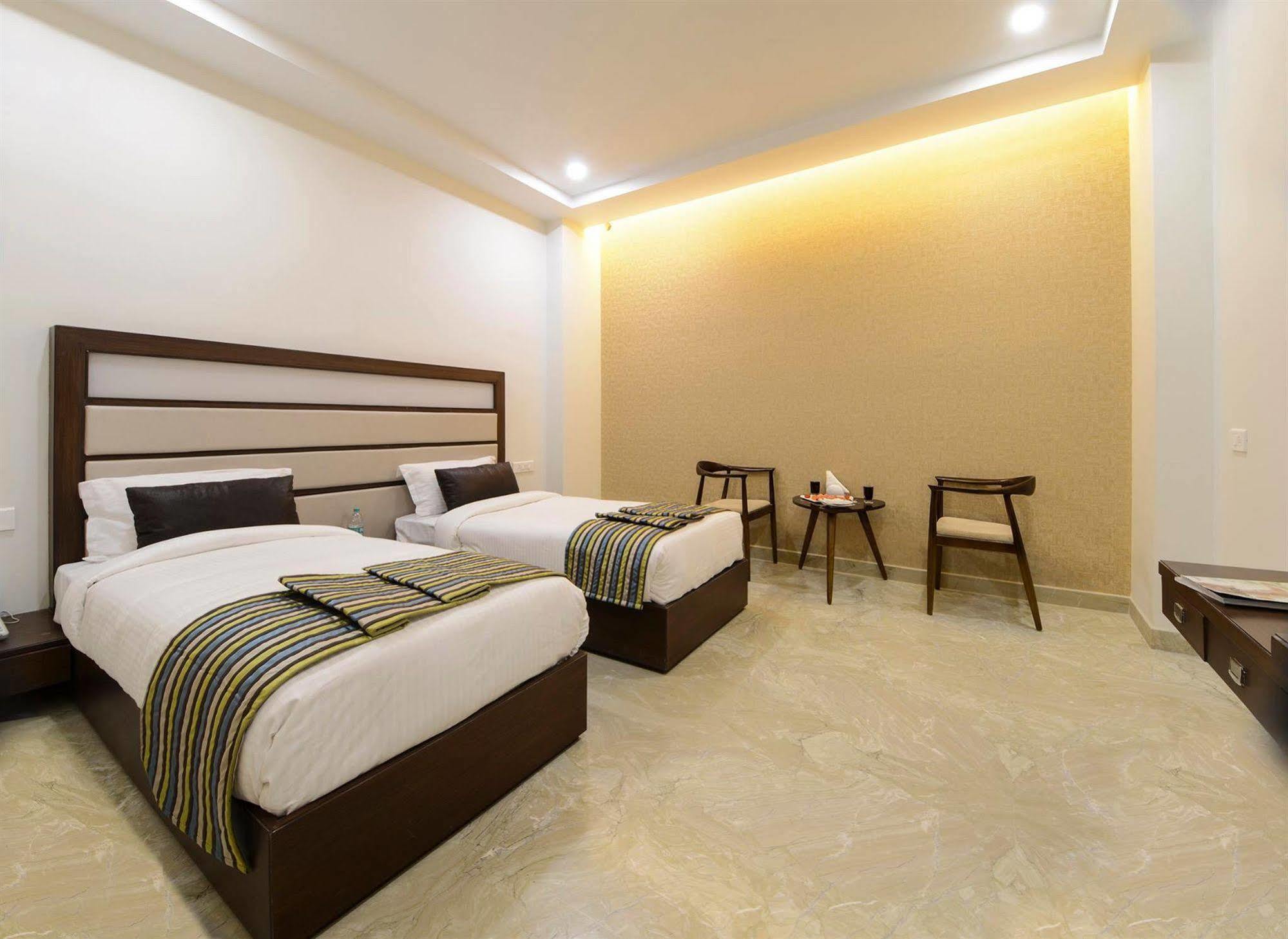 Hotel Alleviate Агра Экстерьер фото
