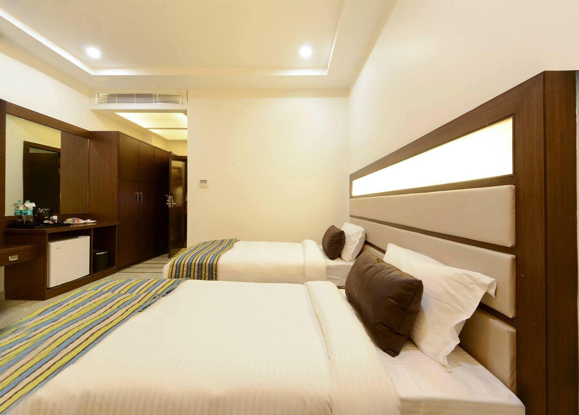 Hotel Alleviate Агра Экстерьер фото